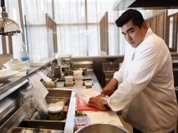 El fuego está alto y el tiempo corre para José Garcés. AP  /