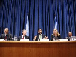 El presidente del Grupo Intergubernamental contra el Cambio Climático (IPCC), el Dr. Rajendra Pachauri (c). EFE  /