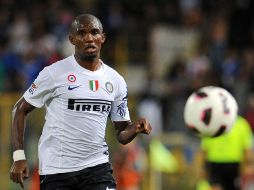 El camerunés Samuel Eto deja ir un balón,en el duelo ante el conjunto de Bolonia. AFP  /