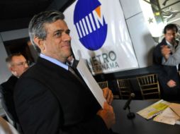 Antonio Gaviolli, del consorcio Línea 1, presenta la proposición del grupo para construir la ruta inicial del metro. EFE  /