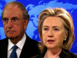 La secretaria de estado de EU, Hillary Clinton, anuncia la ronda de negociaciones. AFP  /