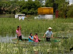 Habitantes de Tabasco se trasladan en pequeños botes hoy, tras las inundaciones provocadas por el desbordamiento del río Grijalva. EFE  /