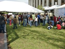La falta de información por parte de padres de familia generó largas filas en los módulos de atención de la SEJ.  E. BARRERA  /