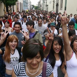 Preparatorianos salen de las aulas y toman las calles