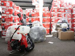 Las 187 nuevas motomochilas fueron entregadas ayer a personal de brigadas contra el virus del dengue. A. CAMACHO  /