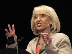 La gobernadora de Arizona asegura que la tarea de acabar con el crimen y narcotráfico en la frontera es un trabajo federal. AP  /