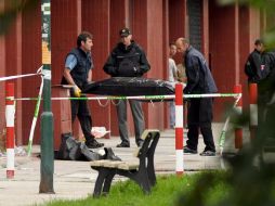 Policías llevan el cadáver de una de las víctimas del tiroteo ocurrido en Bratislava (Eslovaquia). EFE  /