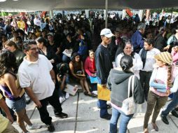Los padres de familia acuden a la Secretaría de Educación Jalisco para realizar trámites. E. BARRERA  /
