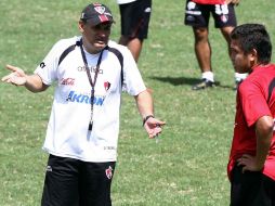 El técnico Pepe Mata conversa con el delantero Hebert Alférez. MEXSPORT  /