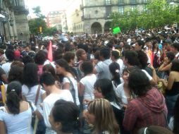 Aspecto de estudiantes de las preparatorias 11, 14 y 16, de la UdeG, a las afueras de Palacio de Gobierno. M. MENDOZA  /