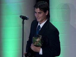 Iván 'Guty' Estrada le ganó el trofeo de Mejor Defensa Lateral a Efraín Juárez. EFE  /