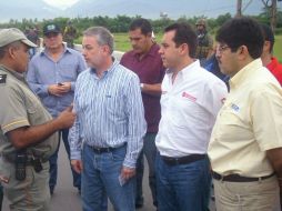 Emilio González acudió junto con funcionarios estatales al punto del incidente para evaluar la situación. M. INFANTE  /