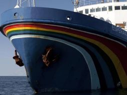 Greenpeace mantenía desde hacía días su barco Esperanza cerca de la plataforma. GREENPEACE.ORG  /
