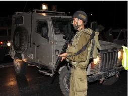 Un soldado israelí monta guardia a las afueras del asentamiento judío de Kiryat Arab en Cisjornadia. EFE  /