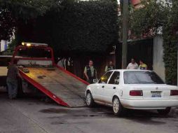 El auto fue llevado al IJCF para ser analizado a detalley poder encontrar huellas de los homicidas. A. HINOJOSA  /
