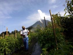 El Volcán Sinabung, en Sumatra del Norte, hizo erupción por primera vez en 400 años el domingo. EFE  /