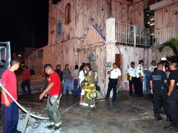 Las bombas incendiaron el establecimiento. EL UNIVERSAL  /