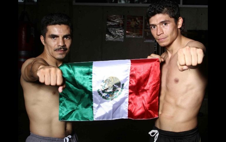 Los peleadores mexicanos Omar Mata (Izq.) y Jorge Solis, durante sesion especial. MEXSPORT  /