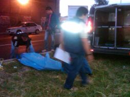 Personal del IJCF levantó el cuerpo sin vida del hombre, en la carretera a Morelia. M. PATIÑO  /