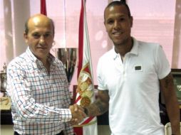 El presidente del Sevilla FC, José María del Nido (izq.), y el jugador brasileño Luis Fabiano. EFE  /