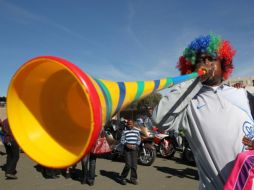 Un aficionado ambientando con su 'vuvuzela' en el Mundial de Sudáfrica 2010. AP  /
