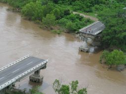 Aspecto del puente derrumbado en Puerto Vallarta, que comunica los estados de Nayarit y Jalisco. M. PATIÑO  /