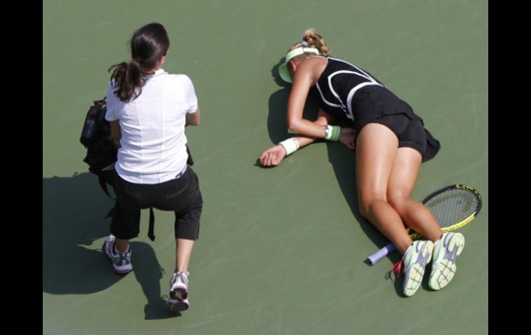 Foto de acción de la tenista Victoria Azarenka cuando cayó desmayada. AP  /