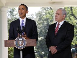 Obama (i) dijo que deben ser 'inquebrantables'. AP  /