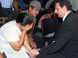 El secretario de Relaciones exteriores, Mario Canahuati (d), da el pésame a los familiares de las víctimas. NTX  /