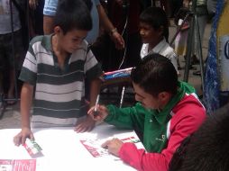 Omar Niño firmando autógrafos para sus seguidores. G. LÓPEZ  /