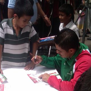 Niño y Solís reparten autógrafos en San Juan de Dios