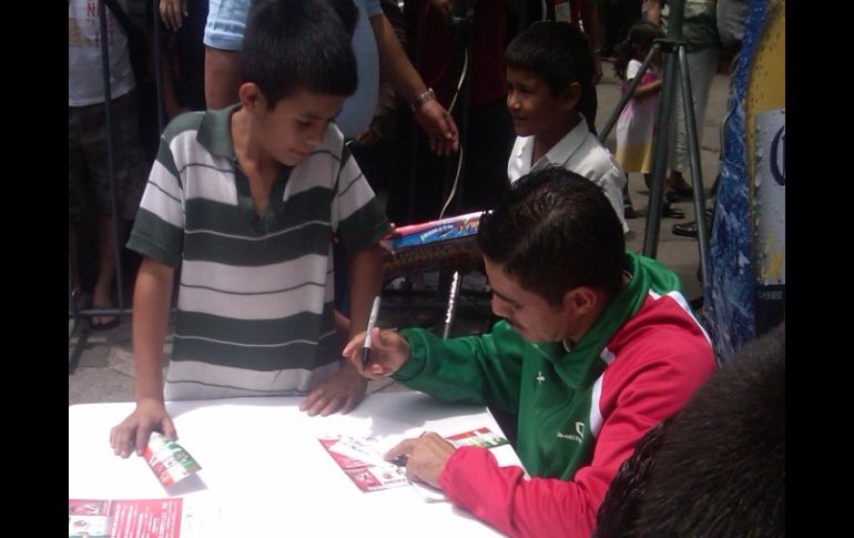 Omar Niño firmando autógrafos para sus seguidores. G. LÓPEZ  /