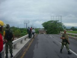 El puente viejo en Puerto Vallarta se derrumbó ayer en la madrugada. M. INFANTE  /