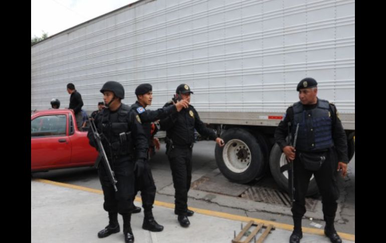 Agentes federales custodian el camión que transporta a 56, de los 72 inmigrantes asesinados en Tamaulipas. EFE  /