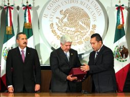 Francisco Blake Mora entrega el informe a Francisco Ramírez Acuña. EL UNIVERSAL  /