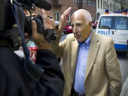 El abogado del australiano Julian Assange, el fundador de Wikileaks, Leif Silbersky, conversa con los periodistas. EFE  /