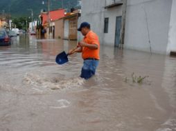 Las intensas lluvias en la entidad han causado inundaciones en casas, negocios y escuelas. NTX  /