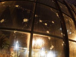 Aspecto de los impactos de rifles de alto poder contra los cristales de la fachada del periódico “Noroeste”, en Mazatlán. EL UNIVERSAL  /