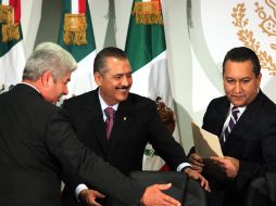 El secretario de Gobernación, Francisco Blake (derecha) entrega el IV Informe del Gobierno federal. . EL UNIVERSAL  /