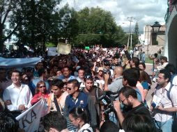 Aspecto de los manifestantes de la Universidad de Guadalajara, quienes acuden a Casa Jalisco para exigir más recursos. R. ZAPATA  /