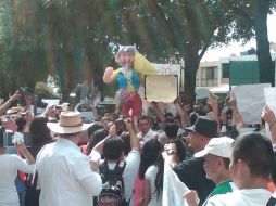 Aspecto de los manifestantes de la UdeG en las cercanías de Casa Jalisco. R. ZAPATA  /