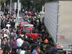 El choque del tráiler que transportaba los cuerpos de 56 migrantes asesinados, dejó como saldo una mujer lesionada. NTX  /