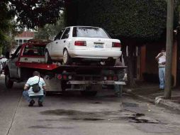 El auto donde fueron encontrados los fallecidos fue abandonado en la colonia Ladrón de Guevara. A. HINOJOSA  /