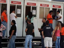 Los aficionados se han acudido a las taquillas del Estadio Omnilife para comprar sus boletos. EL INFORMADOR  ADA HINOJOSA  /