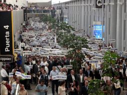 Trabajadores de tierra de Mexicana protestan en la Terminal 1 del Aeropuerto Internacional de la Ciudad de México. EL UNIVERSAL  /