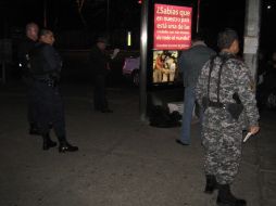 Peritos forenses trasladaron a la morgue los restos humanos de la víctima que fue encontrada en Guadalajara. O. RUVALCABA  /