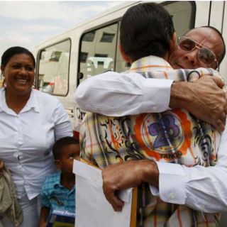 Otro preso excarcelado sale hoy a España en coincidencia con regreso de Pajín