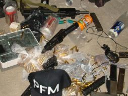 Las armas y drogas fueron puestas a disposición de un agente del Ministerio Público de la Federación para investigar el caso. ESPECIAL  /