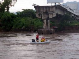 Durante tres días, los técnicos en rescate recorrieron el cauce por las orillas, dentro del agua . ESPECIAL  /