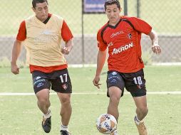 El colombiano Michael Ortega (der.) disputa un balón con el paraguayo Jorge Achucarro. JAMMEDIA  /